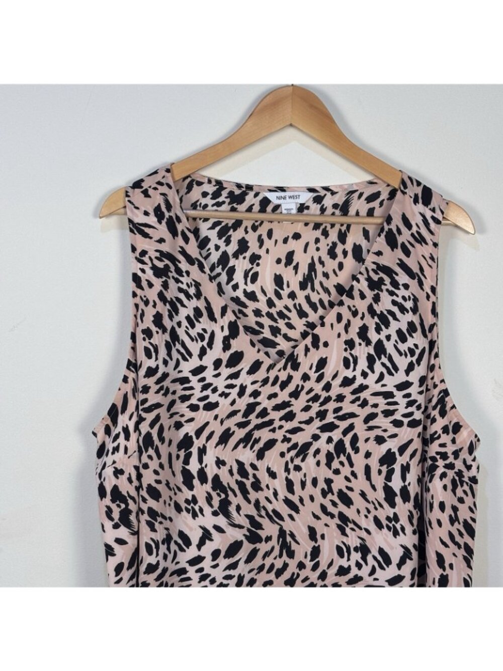 Nine West Womens Plus 2X Sleeveless Blouse Pink Black Animal Print V-neck Lined - Picture 3 of 16